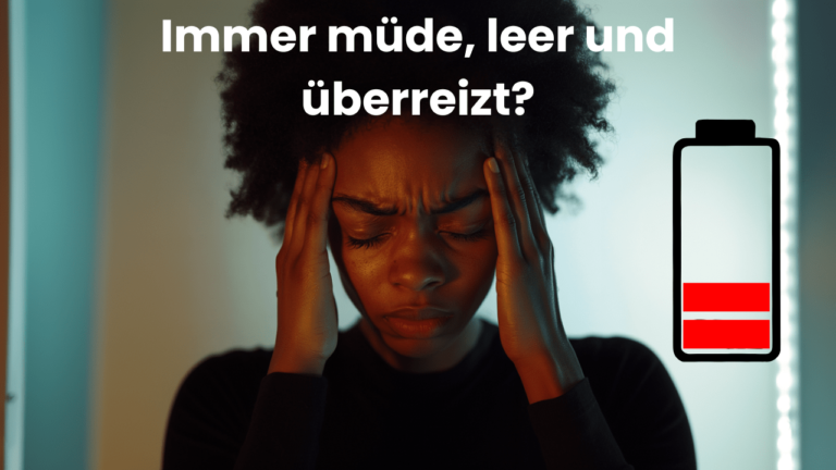 Eine Person hält sich mit schmerzverzerrtem Gesicht den Kopf, Augen geschlossen, Stirn gerunzelt – ein eindrückliches Bild für körperliche und emotionale Symptome von Stress wie Spannung, Überforderung und mentale Erschöpfung.
